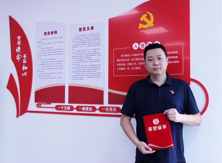 1662624589439182.jpg 储乐同志获奖照片.jpg