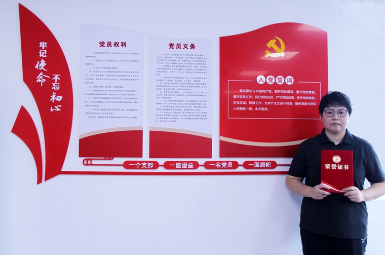 1662624745137202.jpg 王思宇同志获奖照片.jpg